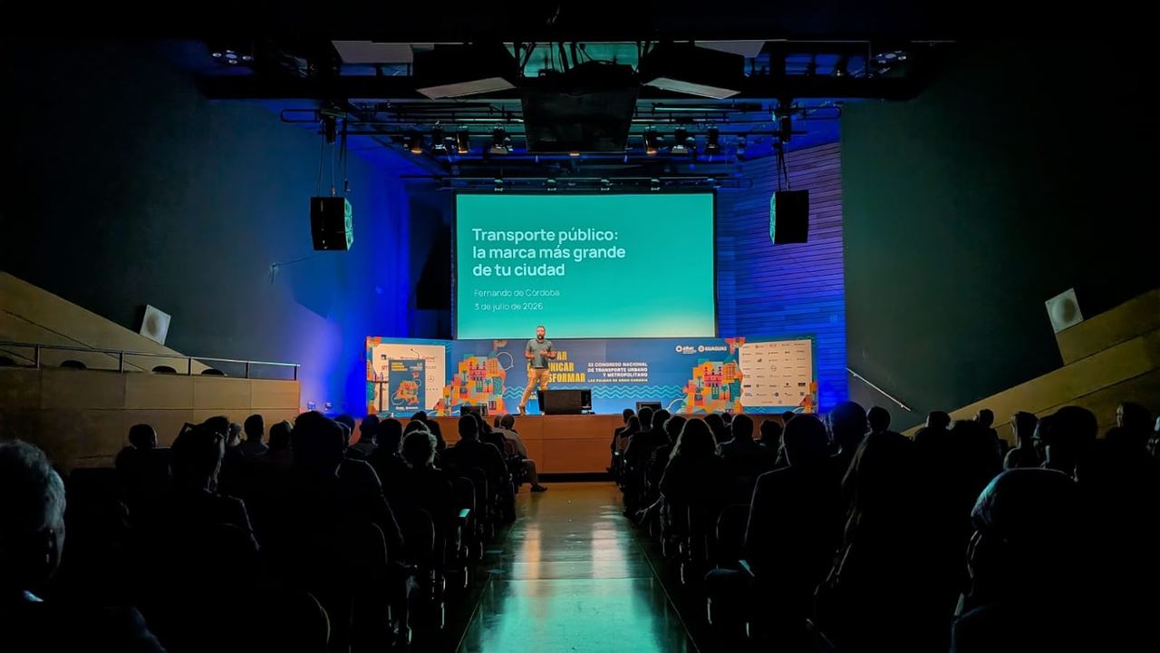 Fernando de Córdoba en el escenario del 32 Congreso Nacional de Transporte Público Urbano y Metropolitano, con el título de su ponencia en la pantalla