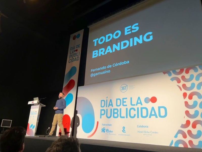 Fernando de Córdoba con su charla «Todo es branding» en el Día de la Publicidad, en Elche