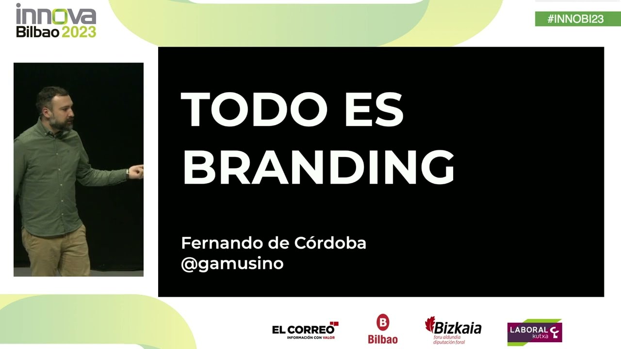 Fernando de Córdoba junto a la diapositiva «Todo es branding» en Innova Bilbao 2023