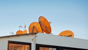 Antenas naranjas de Televés sobre un tejado