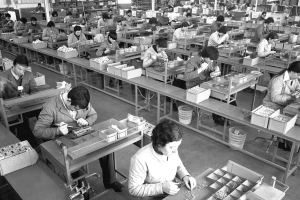 Imagen en blanco y negro de una factoría de montaje Televés en los 70