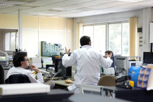 Departamento de I+D de Televés, con gente con bata haciendo un experimento